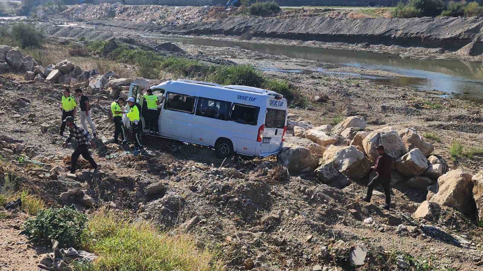 Servis minibüsü takla attı, sürücü yaralandı
