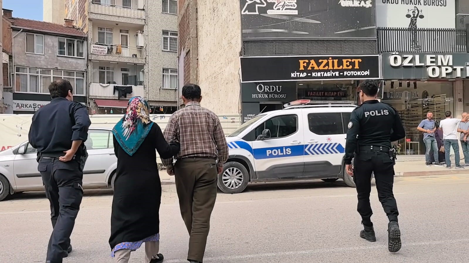 Dolandırıcıların tuzağına düştü, polis ekiplerince kurtarıldı
