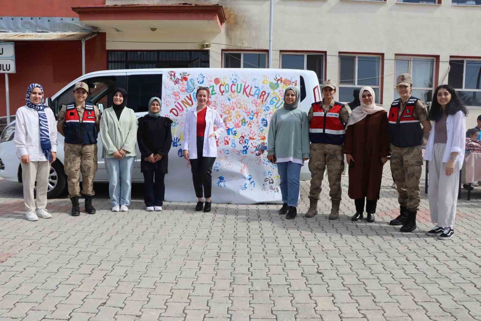 Tunceli’de jandarma, kız çocukları ile bir araya geldi
