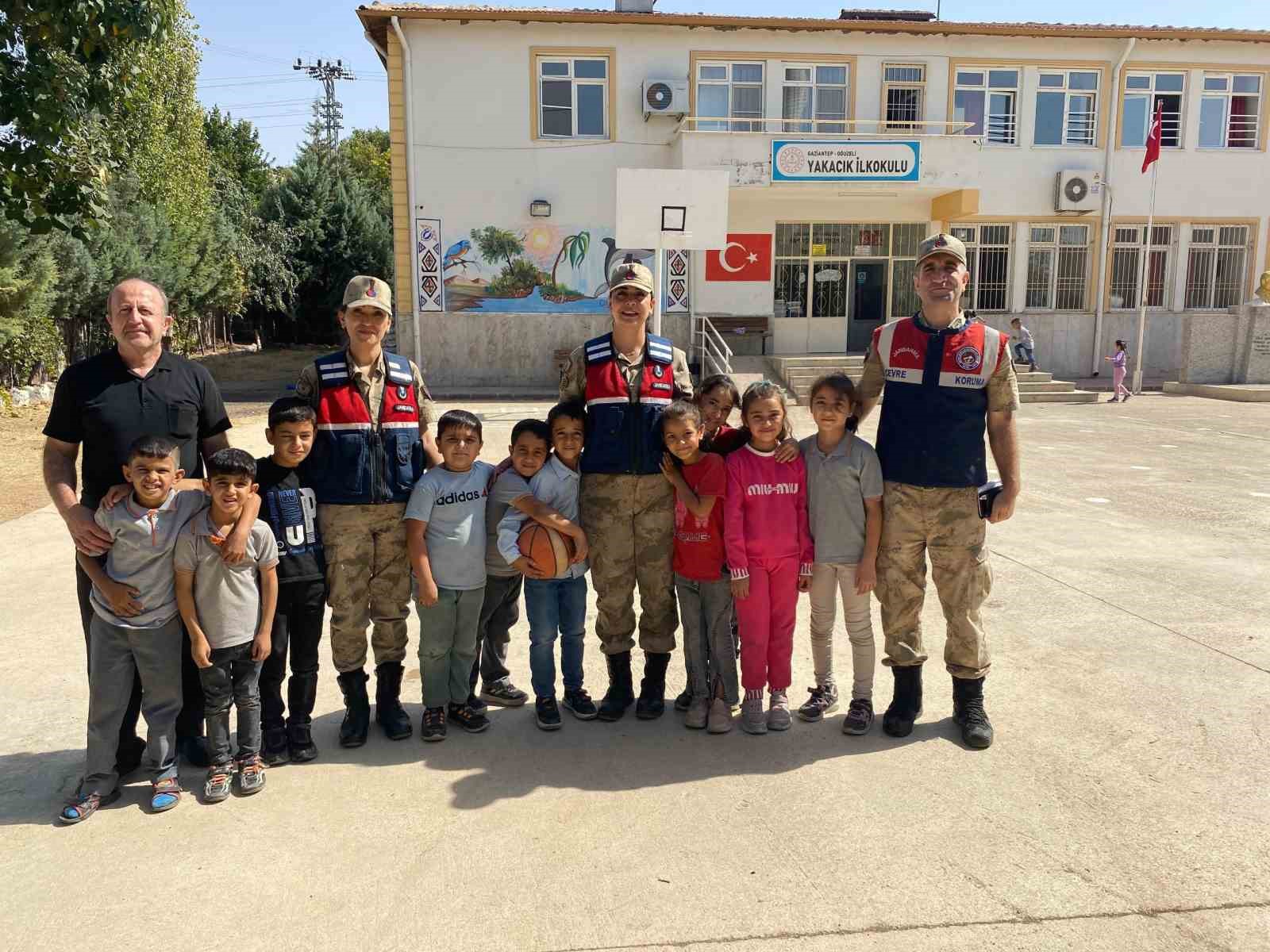 Jandarmadan öğrencilere güvenli okul eğitimi
