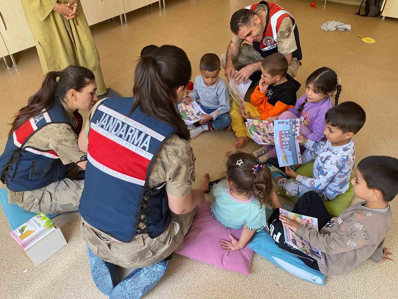 Jandarmadan öğrencilere güvenli okul eğitimi
