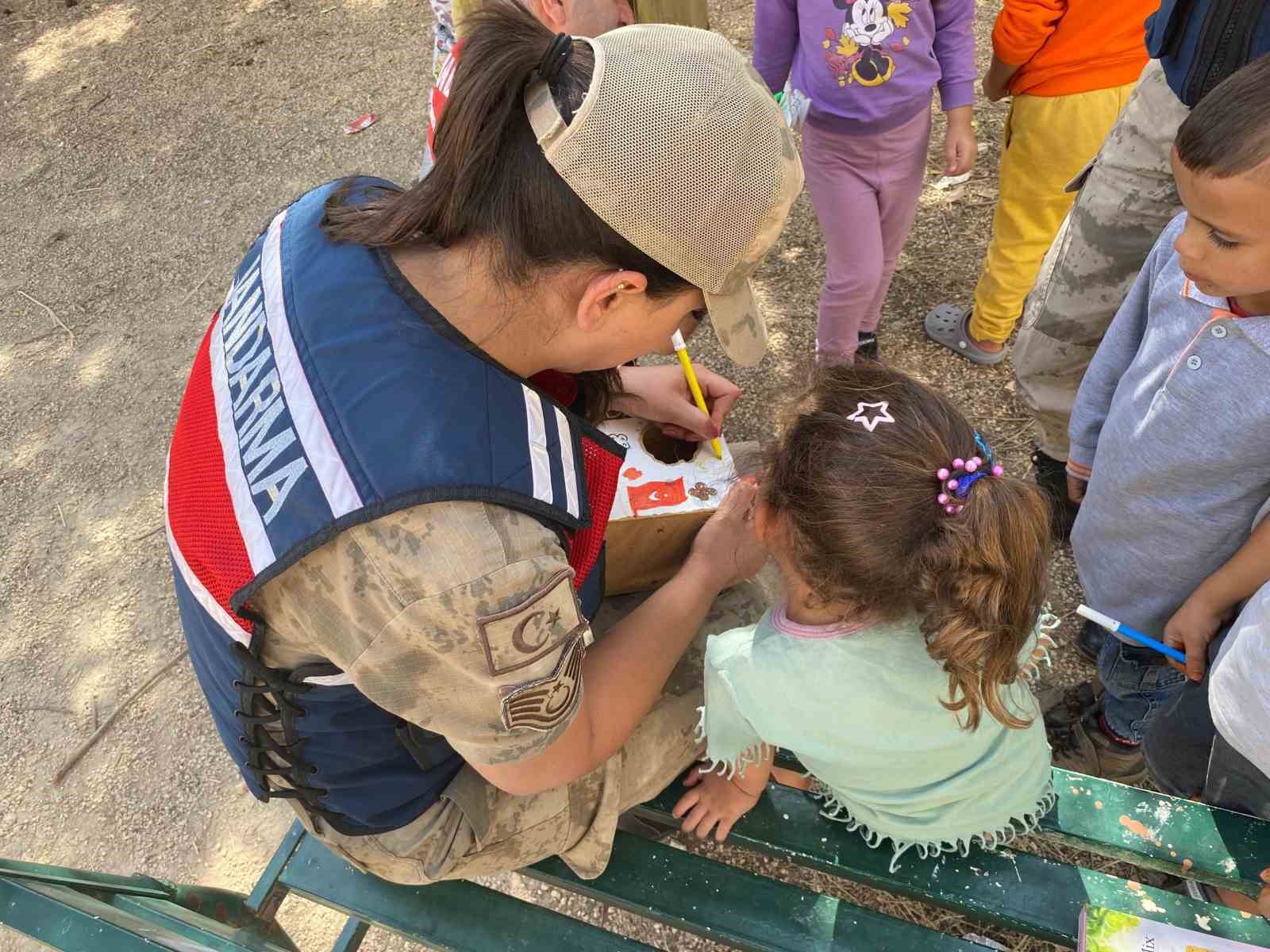 Jandarmadan öğrencilere güvenli okul eğitimi
