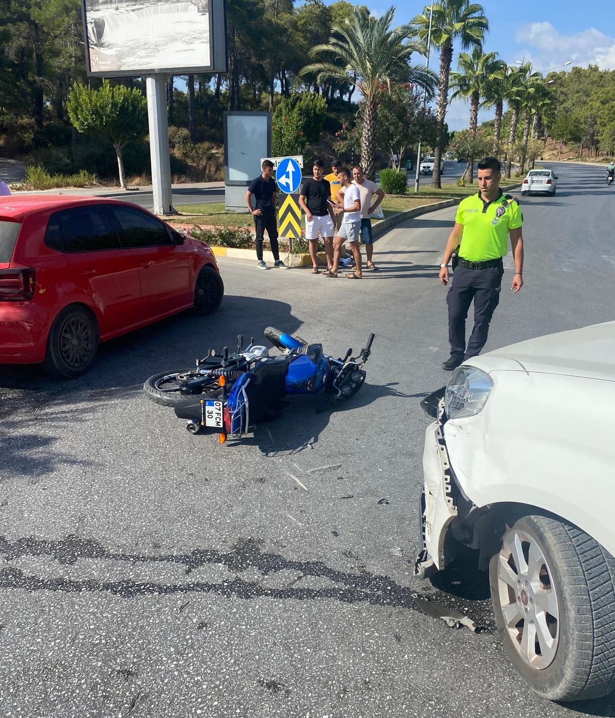 Hafif ticari araç ile motosiklet çarpıştı, motosiklet sürücüsü yaralandı
