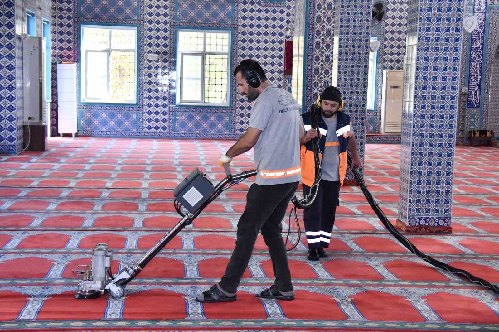 Esenyurt Belediyesi ibadethaneleri dip köşe temizliyor
