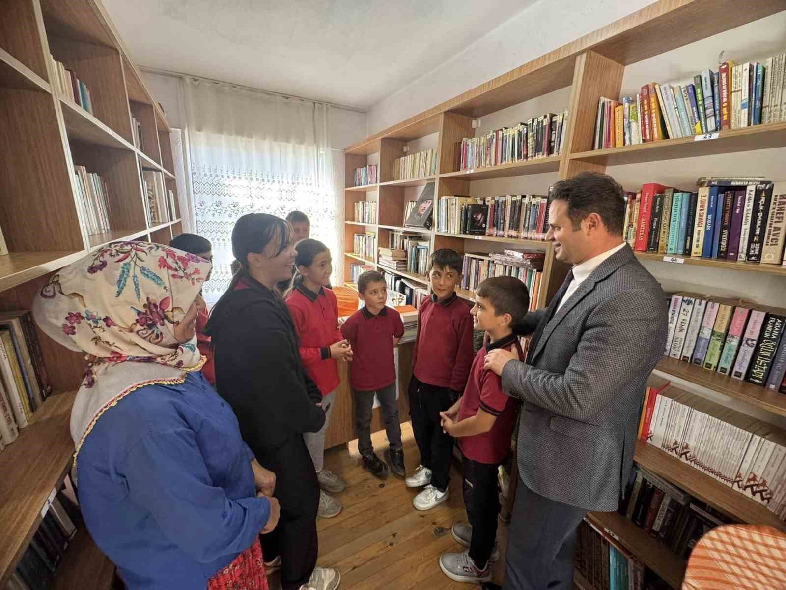 Çocukluk hayalini gerçeğe dönüştürdü, öğrencilere kitap sevgisini aşılıyor
