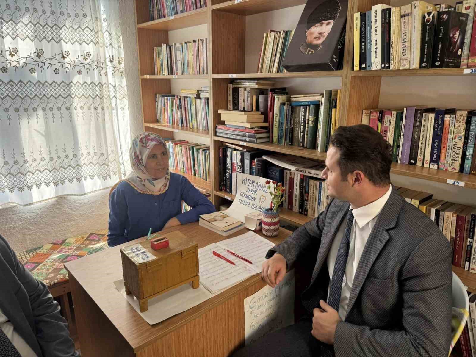 Çocukluk hayalini gerçeğe dönüştürdü, öğrencilere kitap sevgisini aşılıyor
