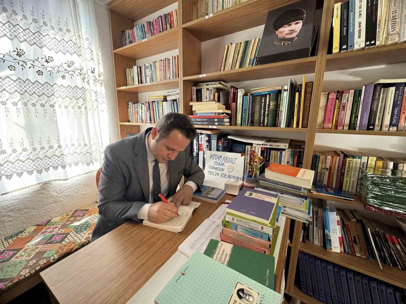 Çocukluk hayalini gerçeğe dönüştürdü, öğrencilere kitap sevgisini aşılıyor
