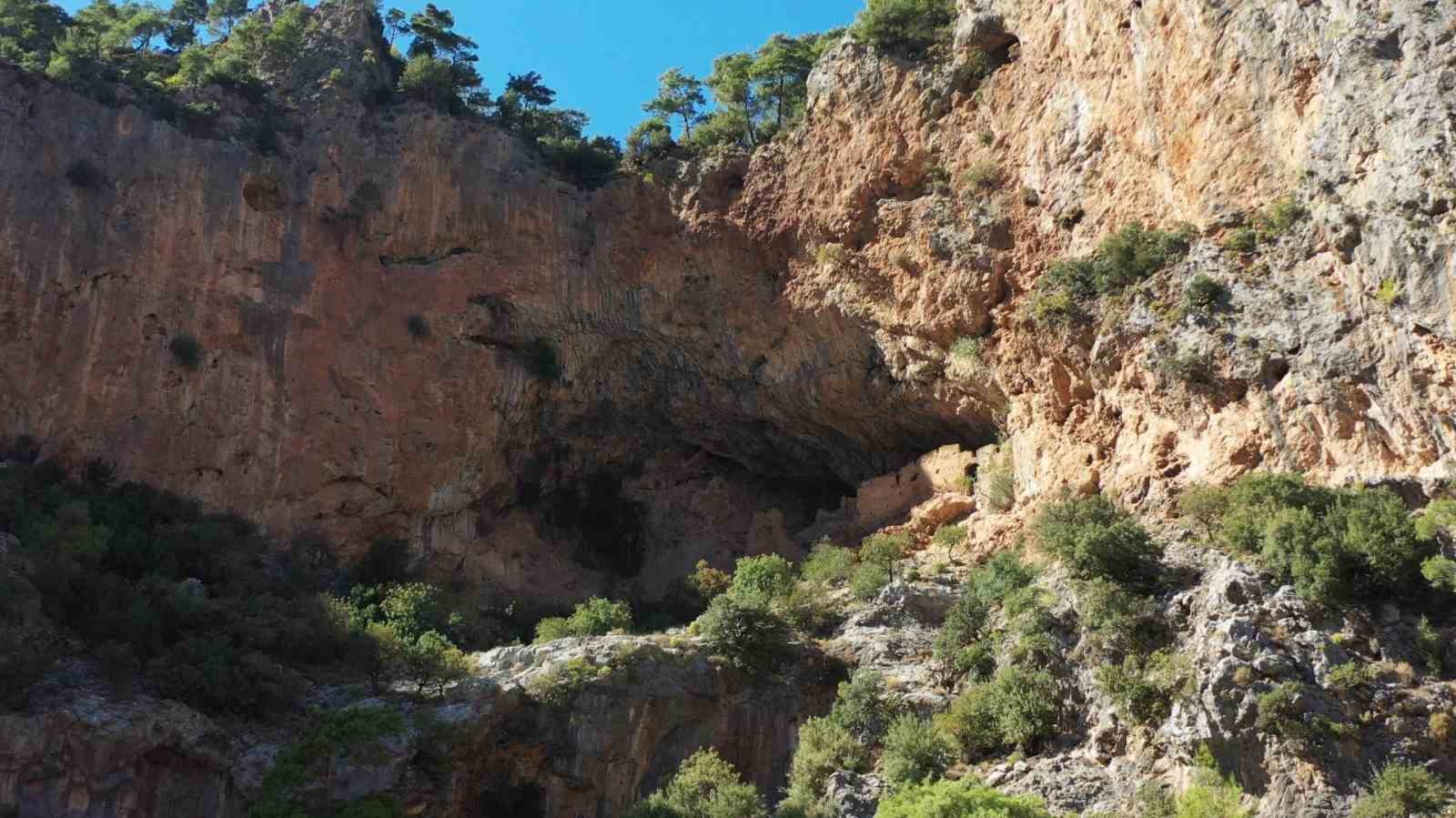 Yemyeşil ormanı, dik yamaçları, masmavi suları ve tarihi yapılarıyla saklı cennet ’Karanlıkdere Kanyonu’
