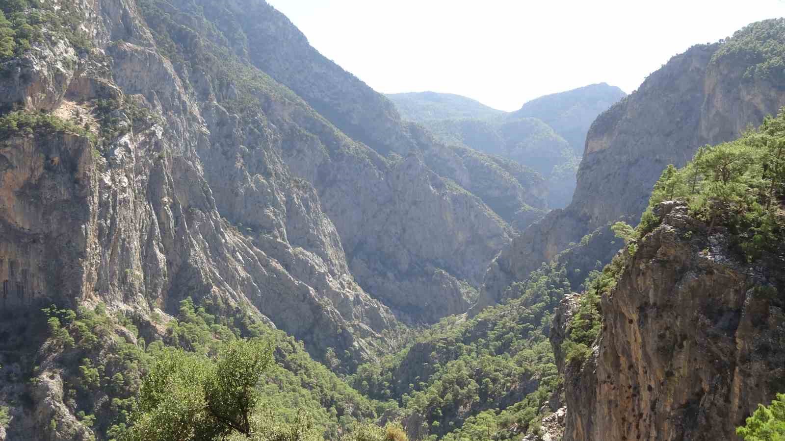 Yemyeşil ormanı, dik yamaçları, masmavi suları ve tarihi yapılarıyla saklı cennet ’Karanlıkdere Kanyonu’
