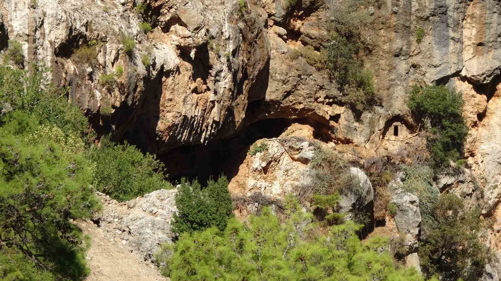 Yemyeşil ormanı, dik yamaçları, masmavi suları ve tarihi yapılarıyla saklı cennet ’Karanlıkdere Kanyonu’
