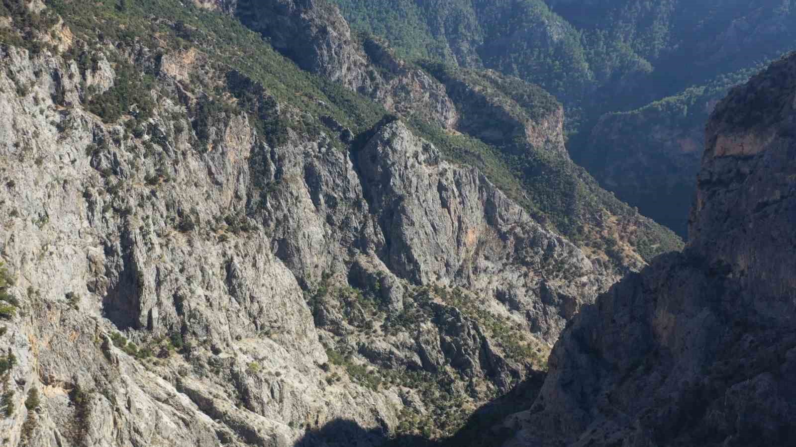 Yemyeşil ormanı, dik yamaçları, masmavi suları ve tarihi yapılarıyla saklı cennet ’Karanlıkdere Kanyonu’
