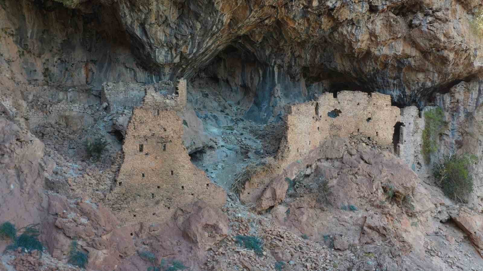 Yemyeşil ormanı, dik yamaçları, masmavi suları ve tarihi yapılarıyla saklı cennet ’Karanlıkdere Kanyonu’
