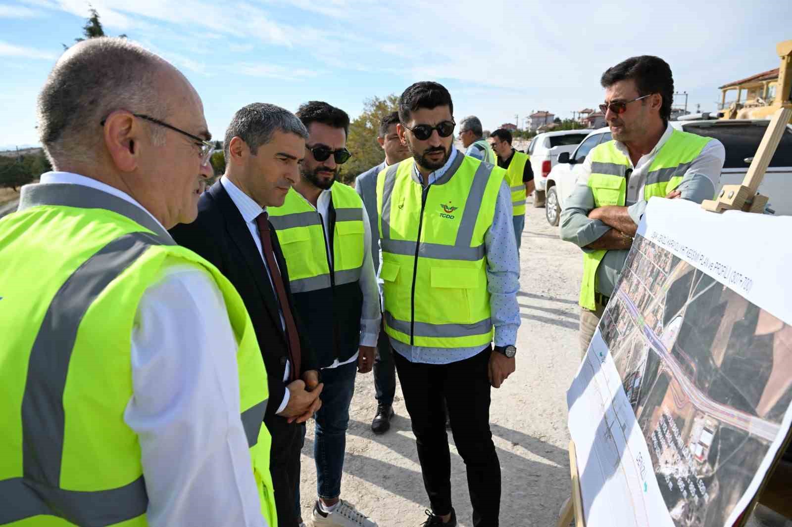 Vali Aktaş, YHT hattı güzergahında incelemelerde bulundu
