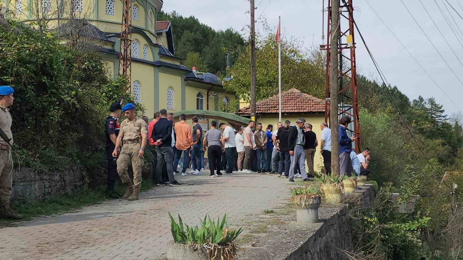 Ormanlık alanda öldürülen dayı ve yeğeni toprağa verildi
