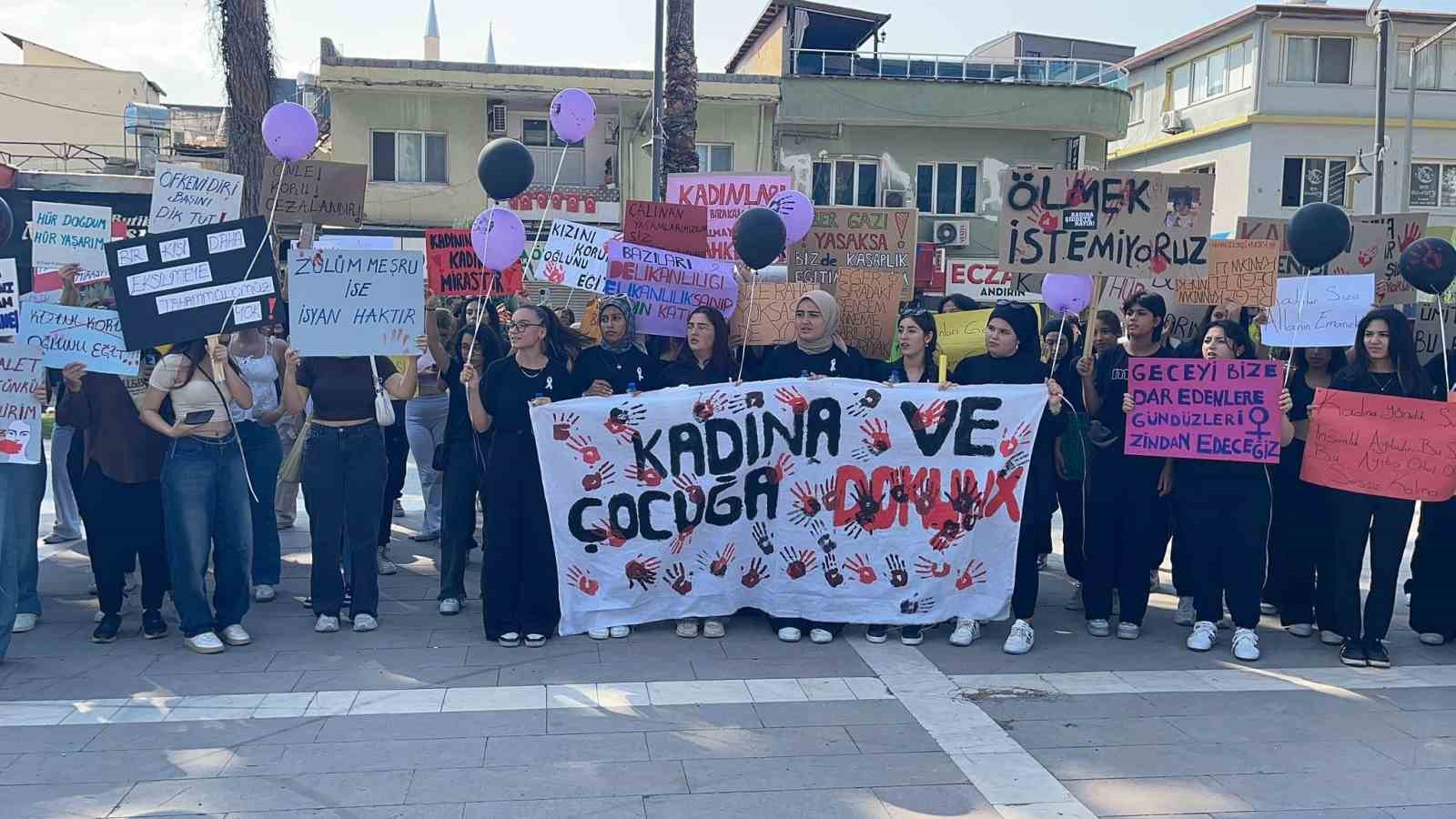 Öğrencilerden kadına ve çocuğa şiddete tepki
