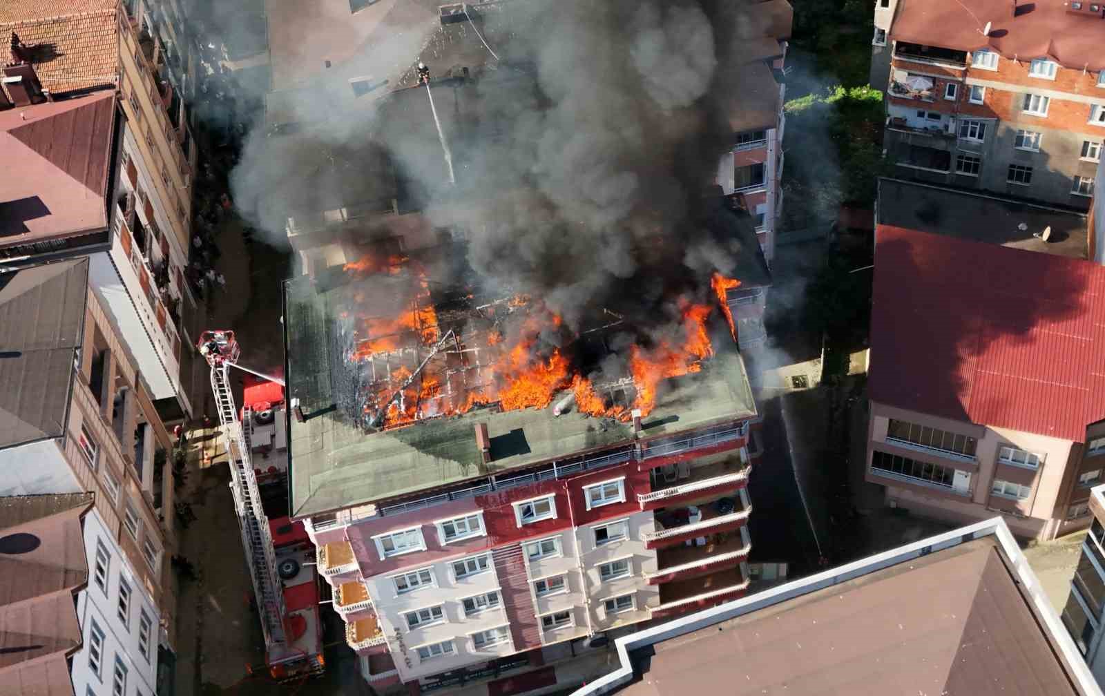 Tamir sırasında tutuşan çatı, alevlere teslim oldu
