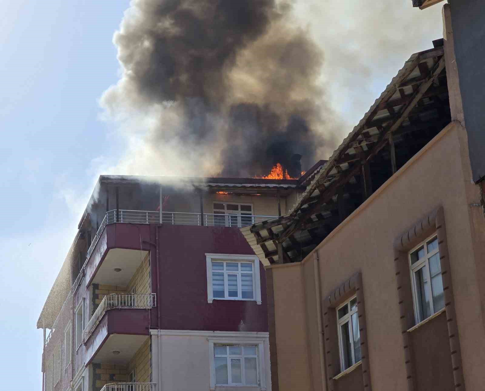 Tamir sırasında tutuşan çatı, alevlere teslim oldu
