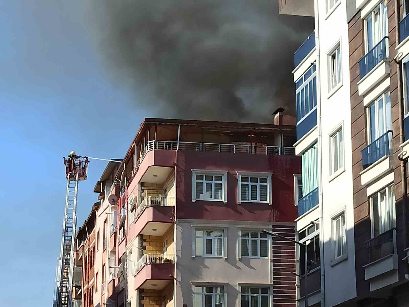 Tamir sırasında tutuşan çatı, alevlere teslim oldu
