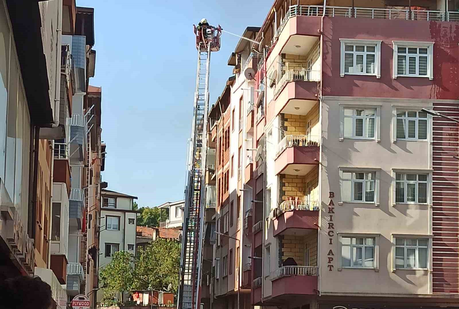 Tamir sırasında tutuşan çatı, alevlere teslim oldu
