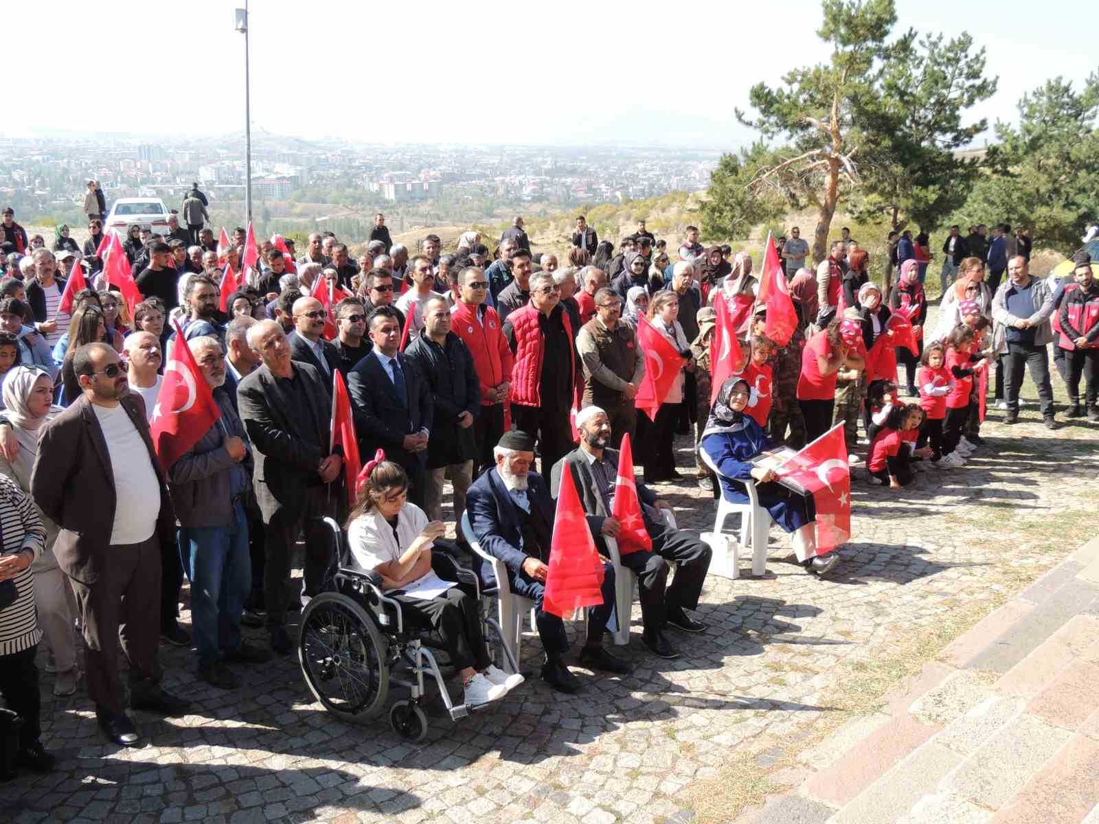 Aziziye Tabyalarında “7’den 70’e Ecdada Saygı Yürüyüşü” düzenlendi
