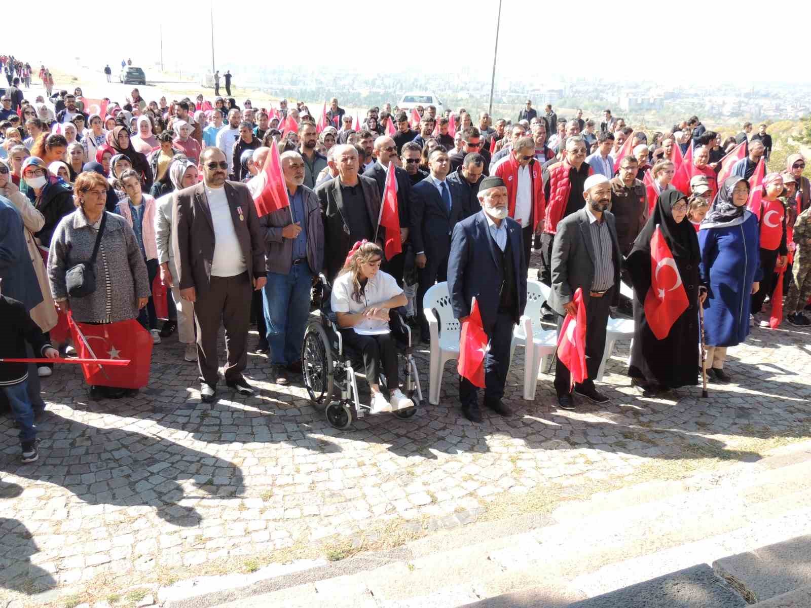 Aziziye Tabyalarında “7’den 70’e Ecdada Saygı Yürüyüşü” düzenlendi
