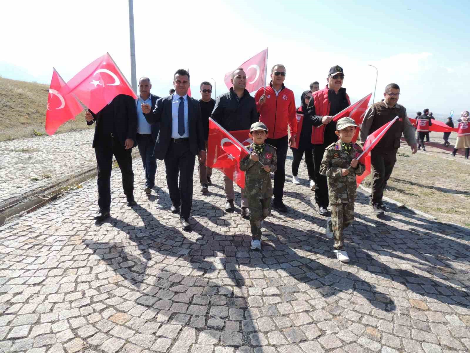 Aziziye Tabyalarında “7’den 70’e Ecdada Saygı Yürüyüşü” düzenlendi
