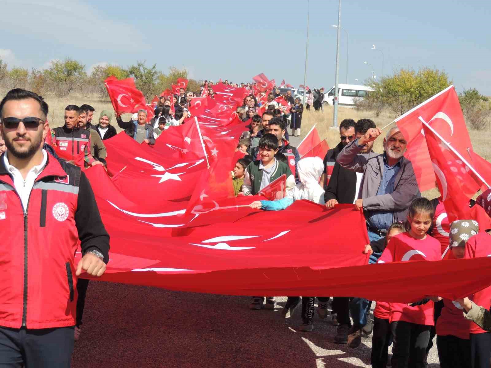 Aziziye Tabyalarında “7’den 70’e Ecdada Saygı Yürüyüşü” düzenlendi
