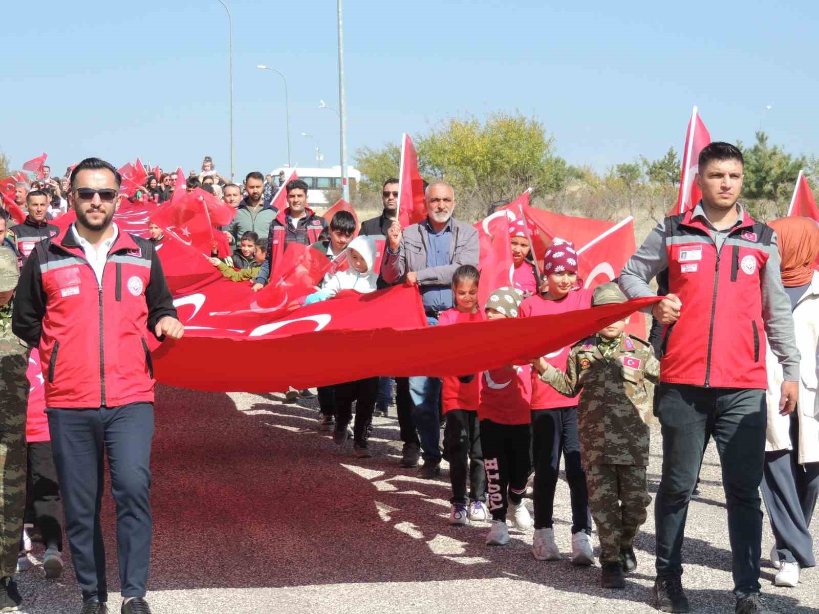 Aziziye Tabyalarında “7’den 70’e Ecdada Saygı Yürüyüşü” düzenlendi
