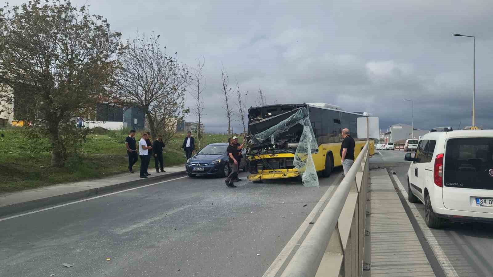 Sultangazi’de 2 İETT otobüsü çarpıştı: 1 çocuk ile 1 kadın yaralandı
