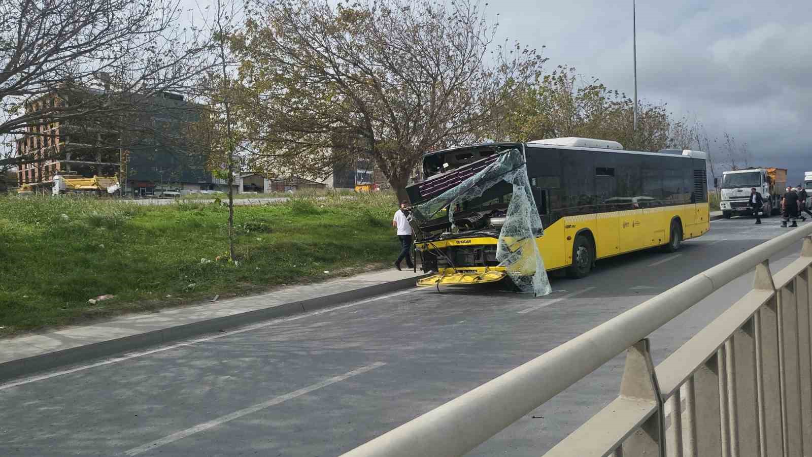 Sultangazi’de 2 İETT otobüsü çarpıştı: 1 çocuk ile 1 kadın yaralandı
