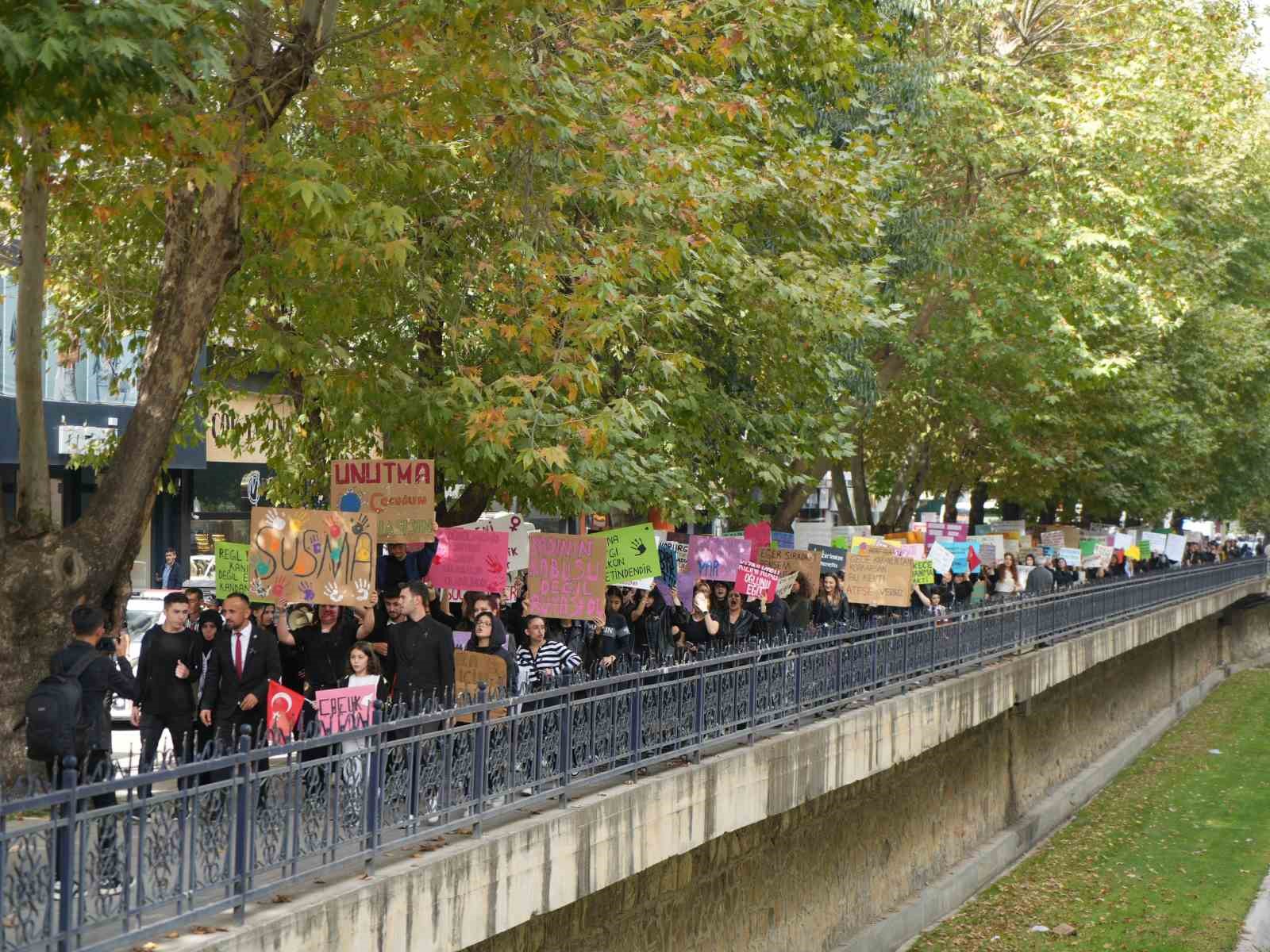 Öğrencilerden kadına şiddete tepki yürüyüşü
