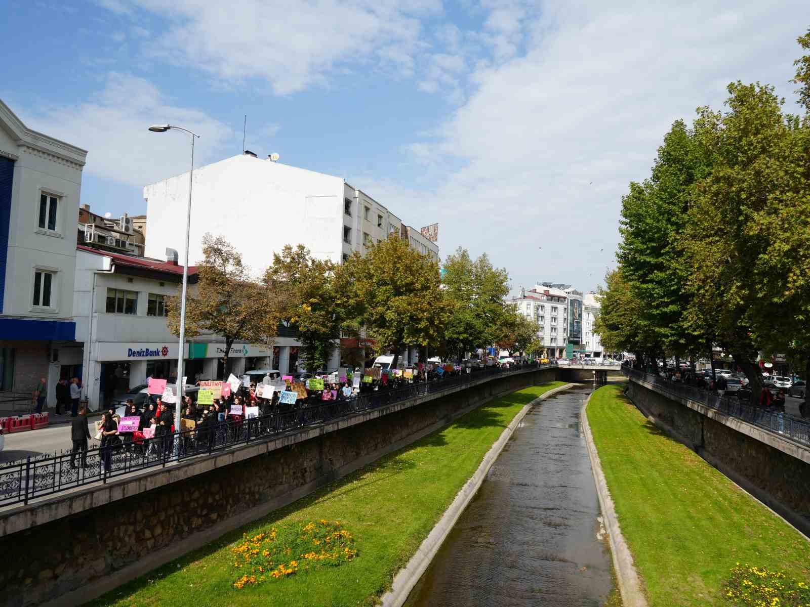 Öğrencilerden kadına şiddete tepki yürüyüşü
