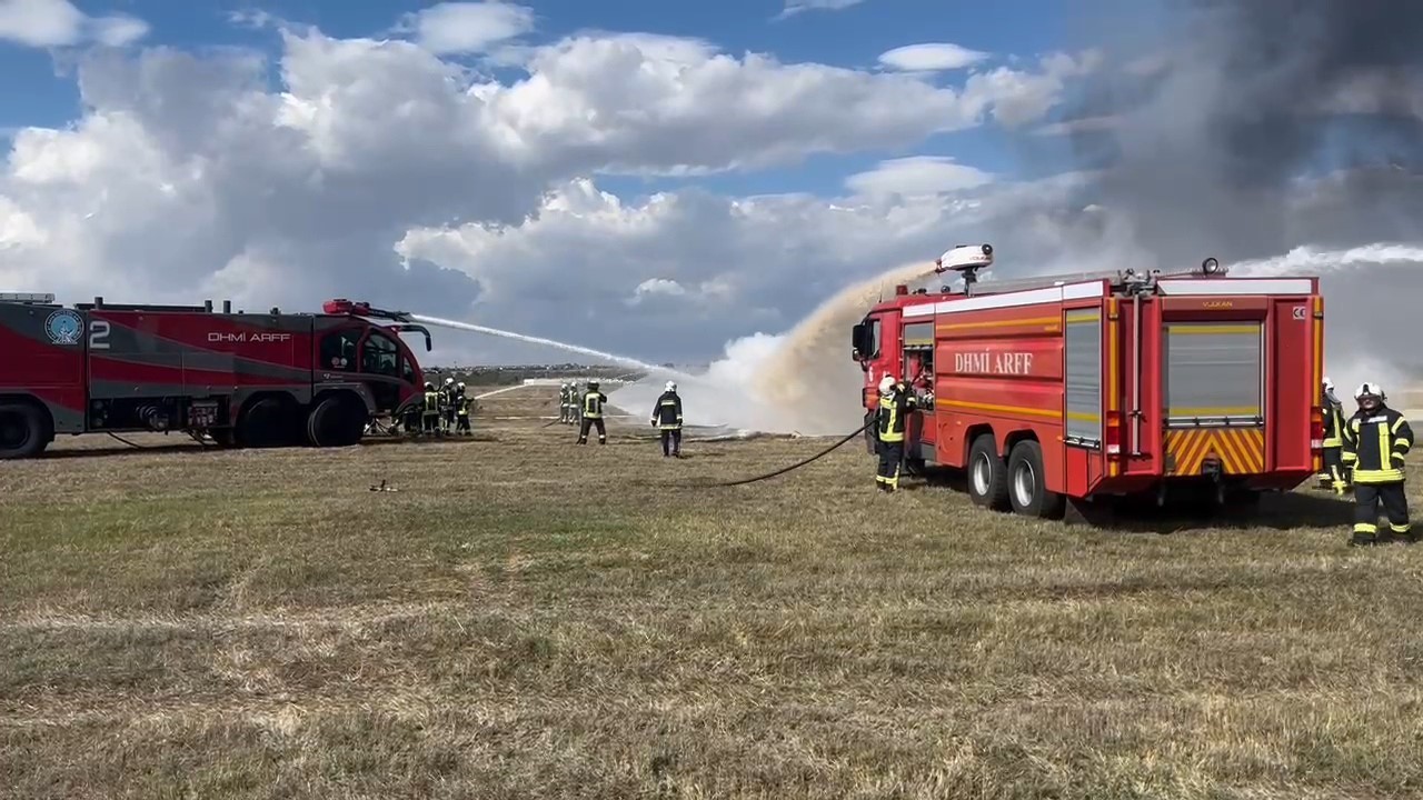 Havalimanında ’Kaza Kırım ve Yangınla Mücadele Tatbikatı’
