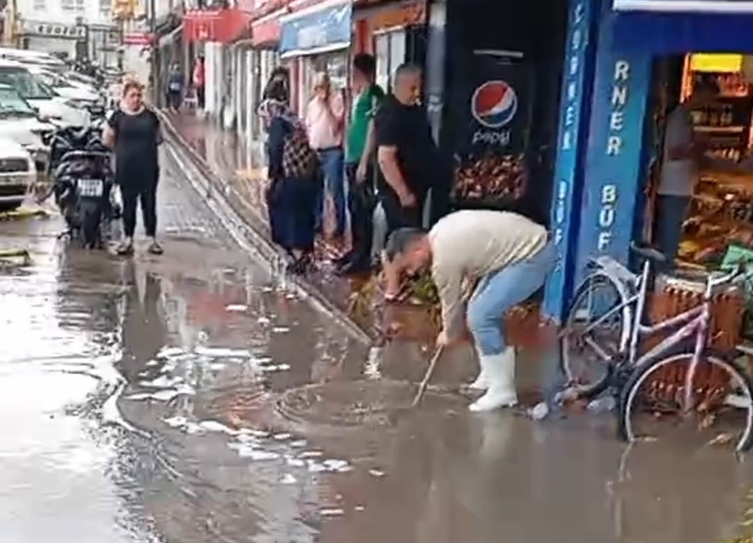 Gelibolu’da sağanak yağış hayatı olumsuz etkiledi
