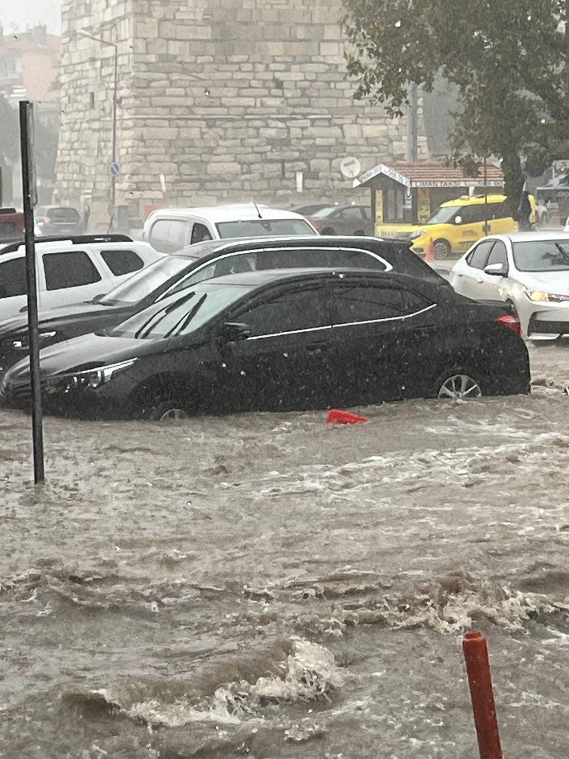 Gelibolu’da sağanak yağış hayatı olumsuz etkiledi
