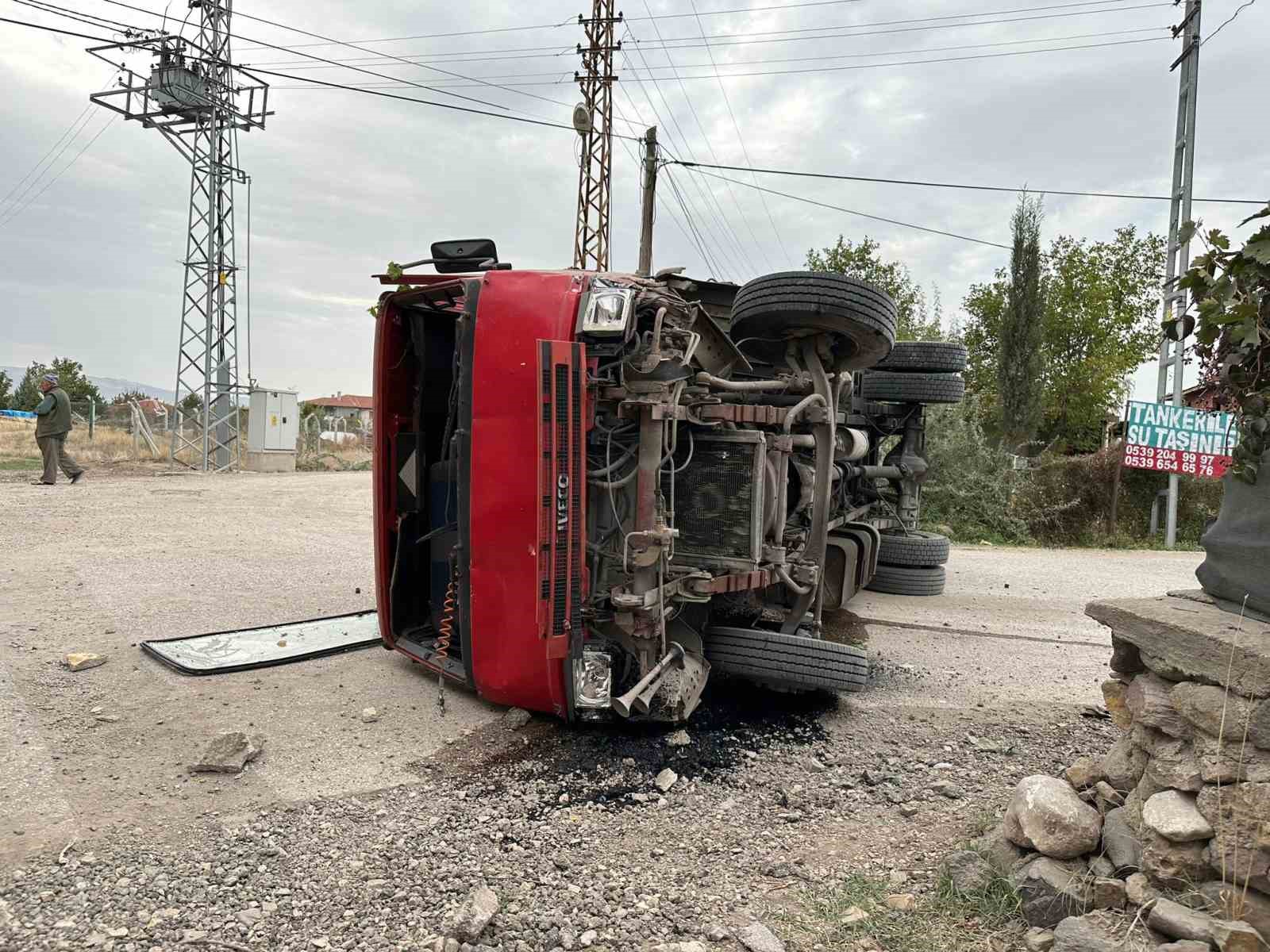 Freni boşalan kamyon duvara vurarak durabildi
