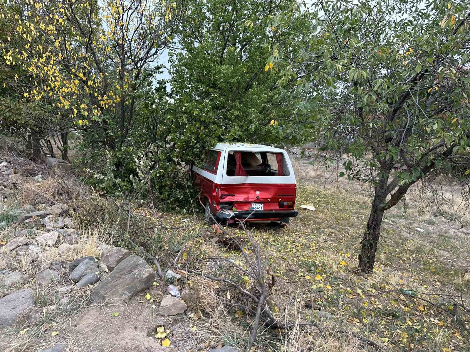 Freni boşalan kamyon duvara vurarak durabildi
