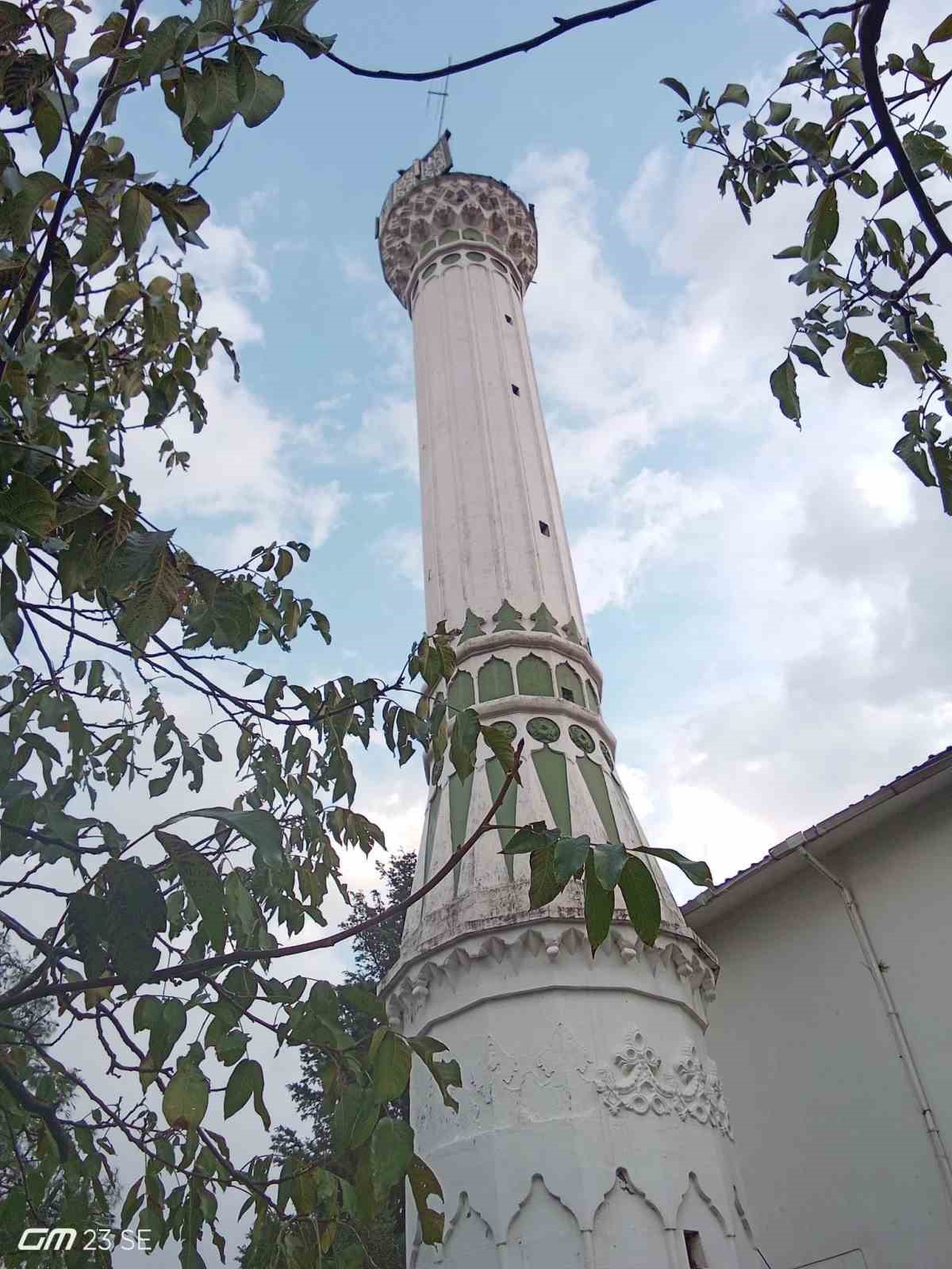 Çanakkale’de yıldırım düştü, cami minaresi yıkıldı
