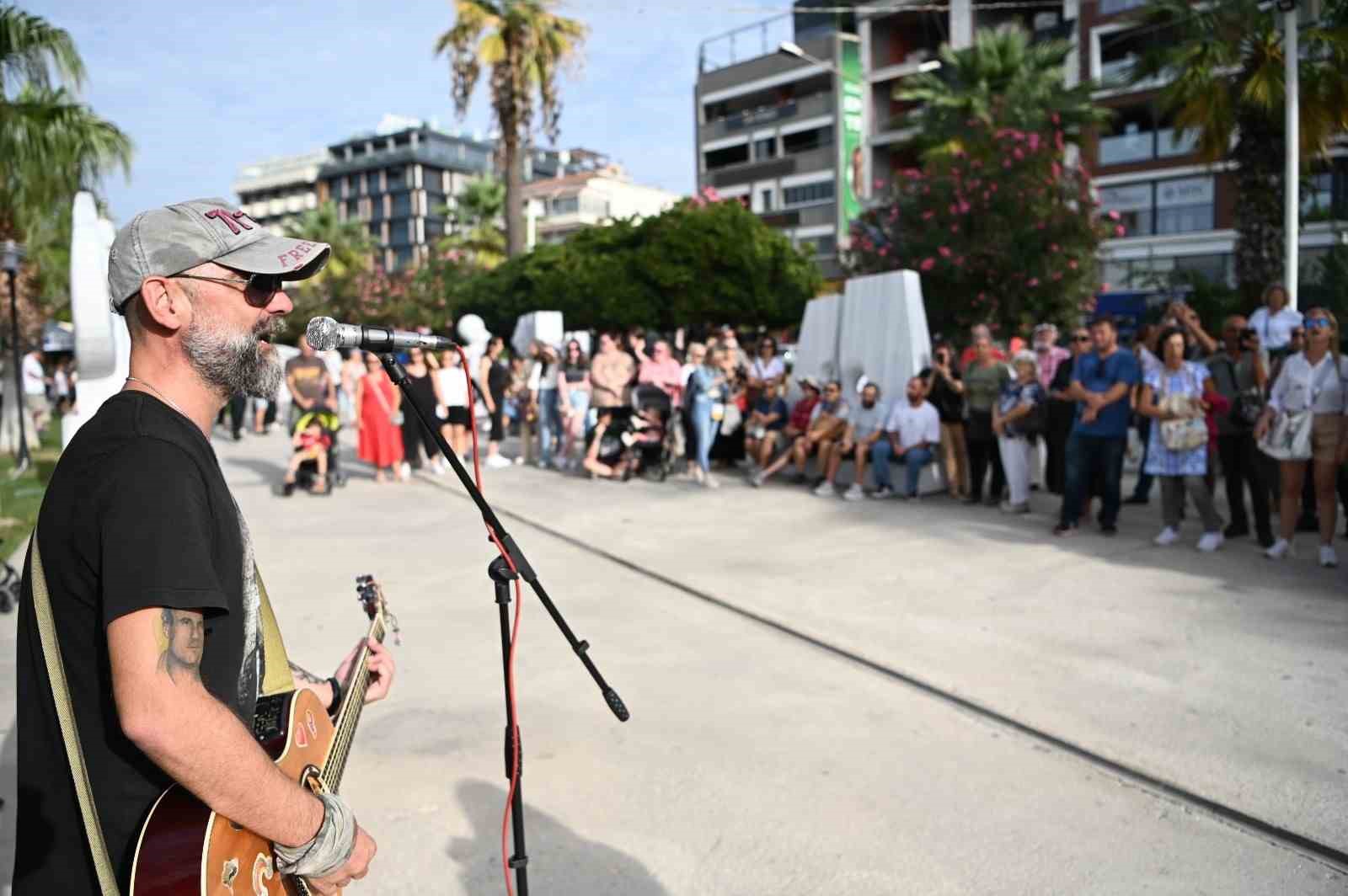 Lezzet, müzik, sanat ve eğlence Kuşadası sokaklarında buluştu
