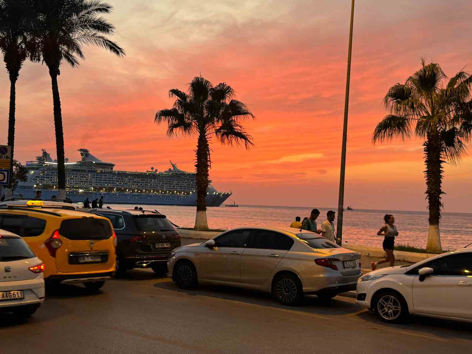 Kuşadası’nda gün batımı doğal bir görsel şölen sunuyor
