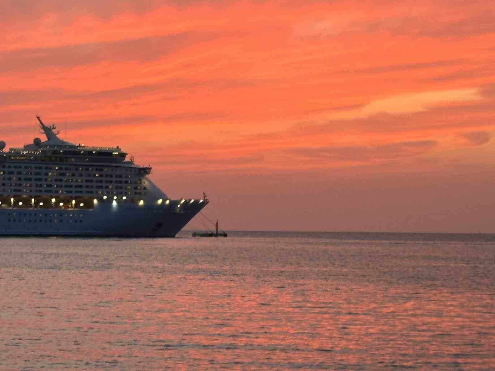 Kuşadası’nda gün batımı doğal bir görsel şölen sunuyor
