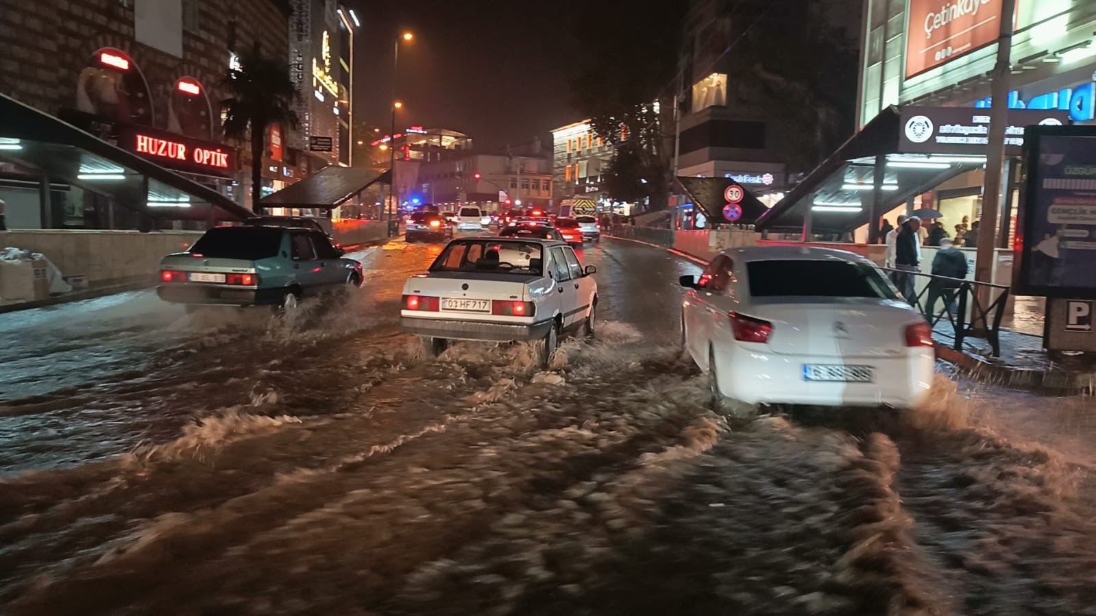 Bursa’da sağanak cadde ve sokakları göle çevirdi
