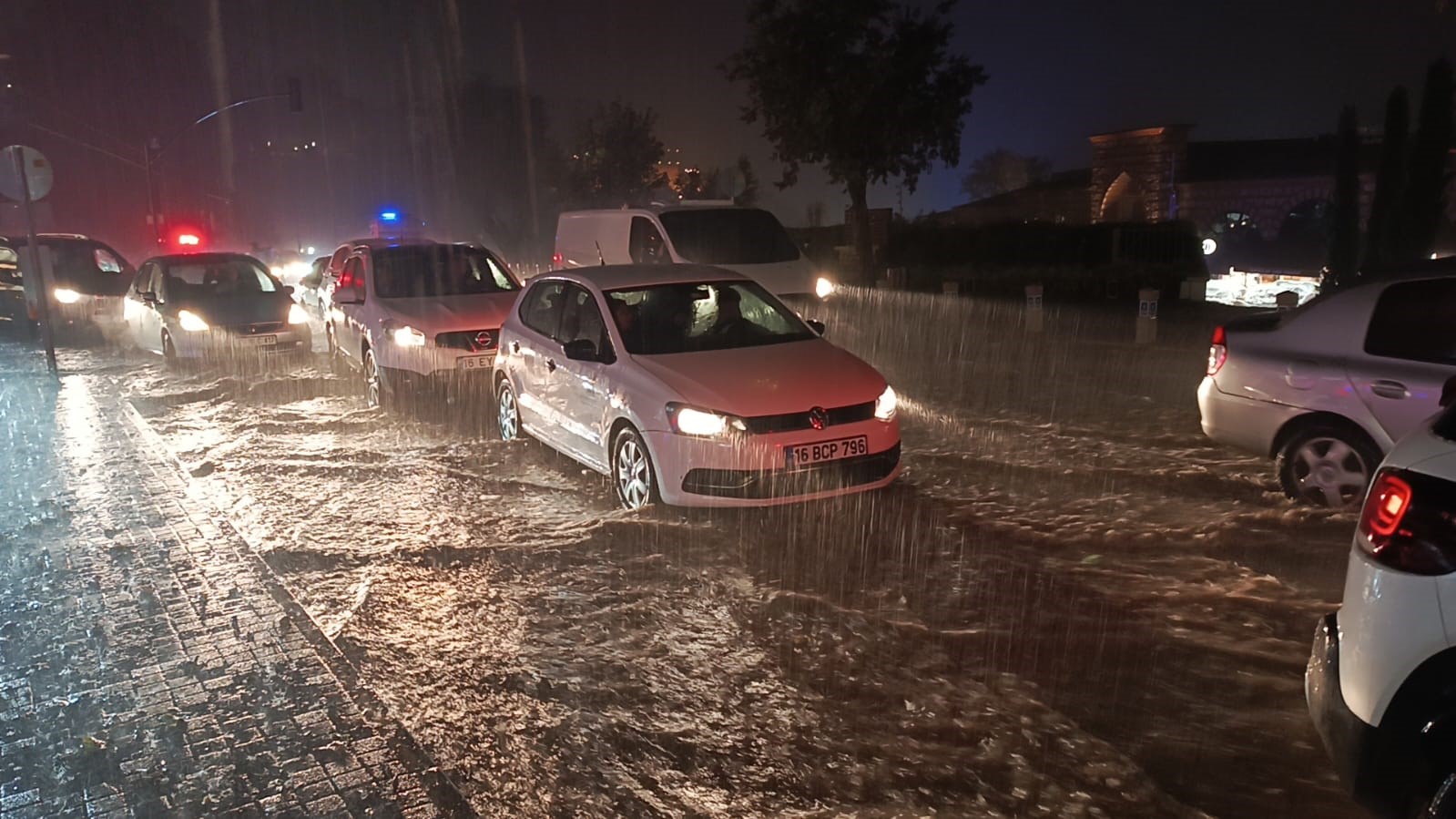 Bursa’da sağanak cadde ve sokakları göle çevirdi
