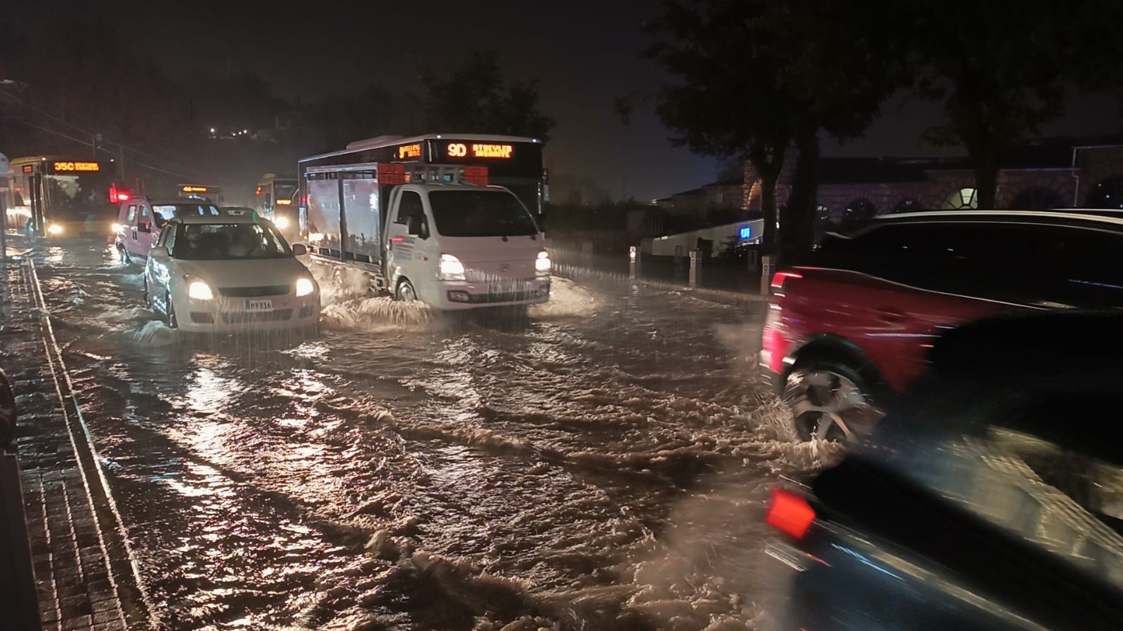 Bursa’da sağanak cadde ve sokakları göle çevirdi
