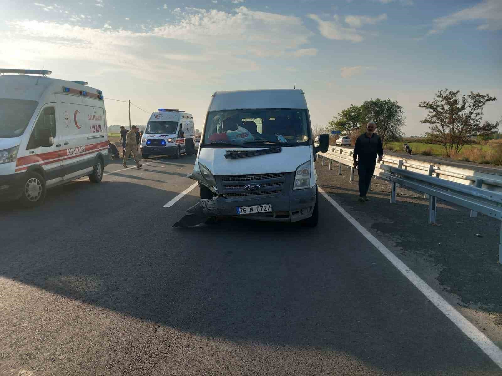 Iğdır’da minibüs otomobille çarpıştı: 3’ü ağır 8 yaralı
