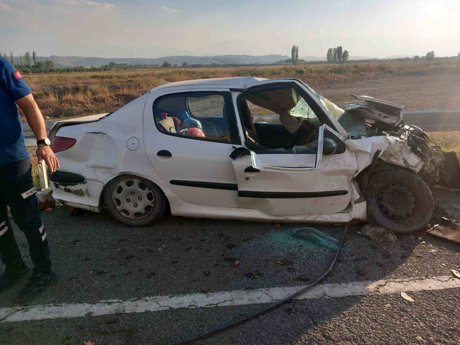 Iğdır’da minibüs otomobille çarpıştı: 3’ü ağır 8 yaralı
