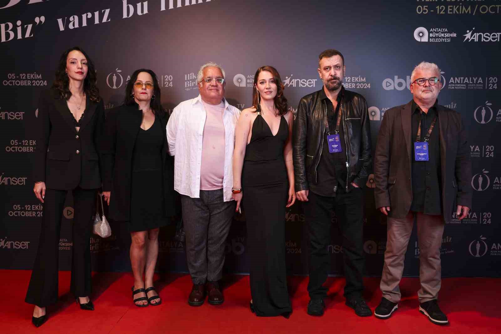 Altın Portakal Film Festivali kırmızı halı geçidinde şıklık yarışı
