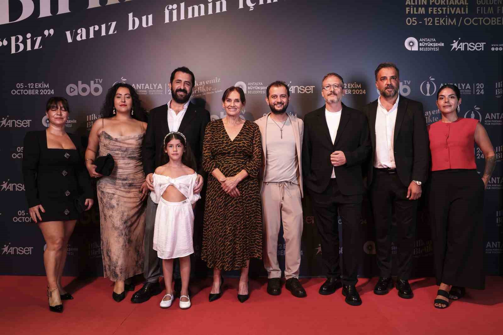 Altın Portakal Film Festivali kırmızı halı geçidinde şıklık yarışı
