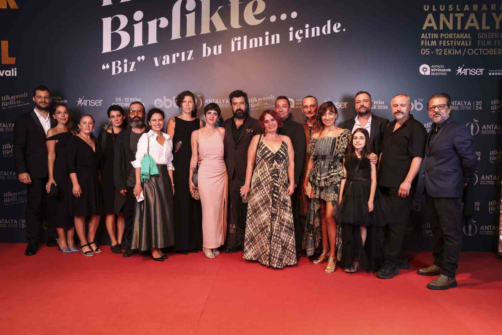 Altın Portakal Film Festivali kırmızı halı geçidinde şıklık yarışı
