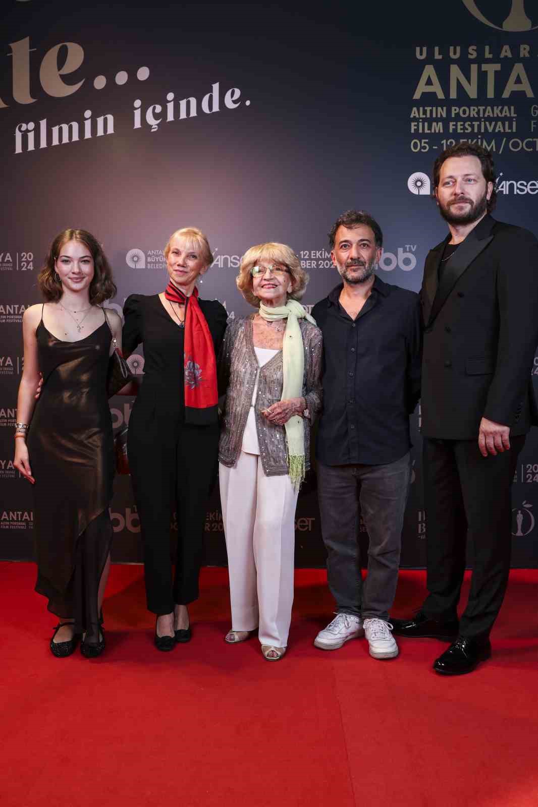 Altın Portakal Film Festivali kırmızı halı geçidinde şıklık yarışı
